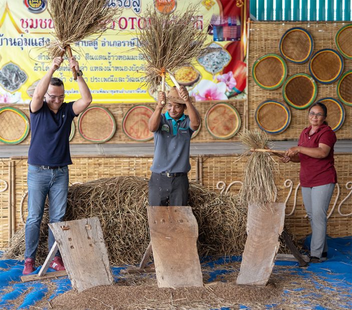 Battage du riz en Thaïlande