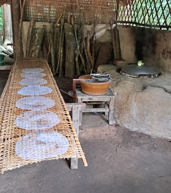 Confection de feuilles de riz traditionnelles au Vietnam