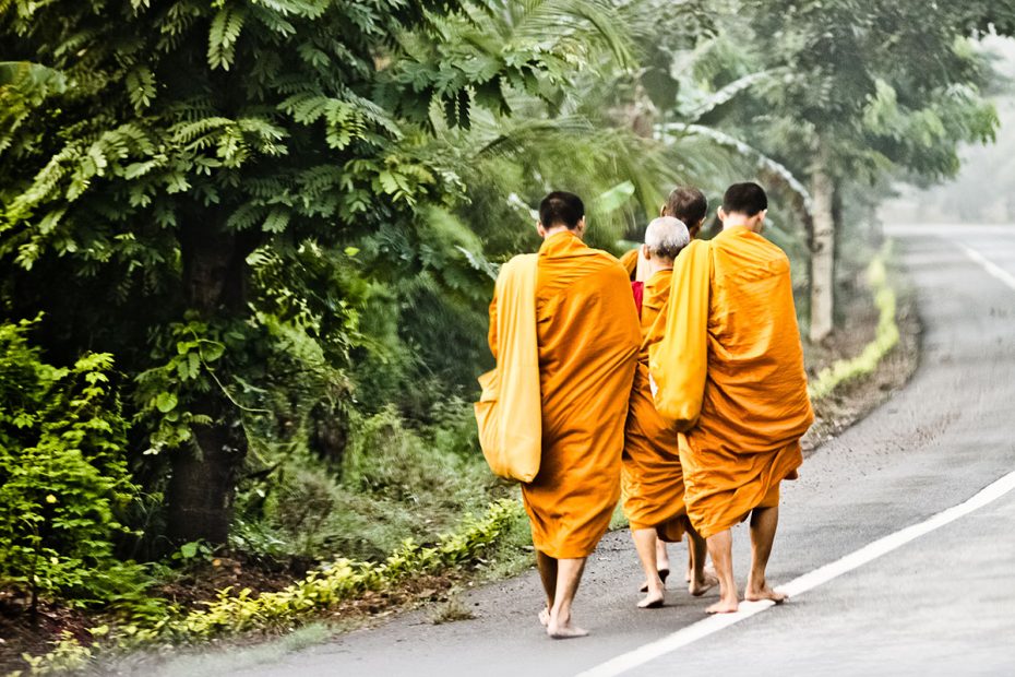 Moines bouddhistes sur une petite route en Asie