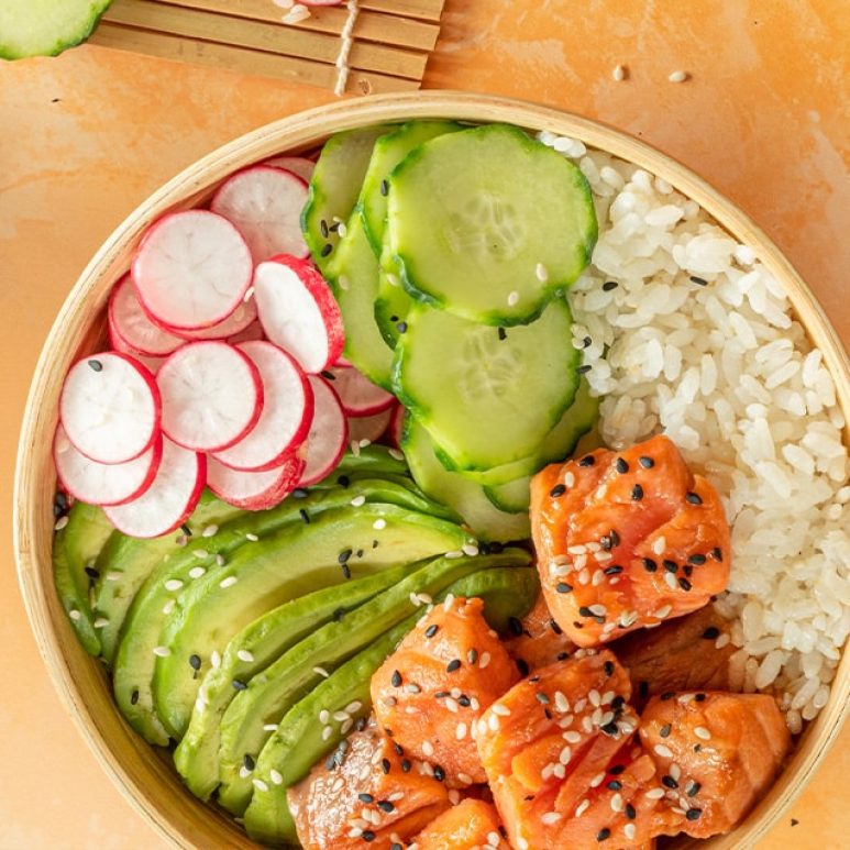 Poke bowl au saumon sauce ponzu