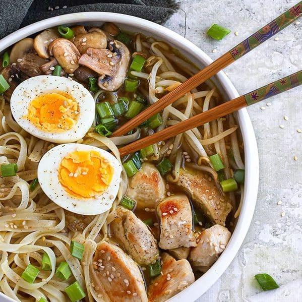 ramen-au-poulet-et-nouilles-de-riz