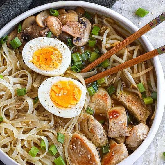 Ramen aux nouilles de riz et poulet