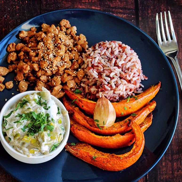 Assiette vegan aux légumes d'automne