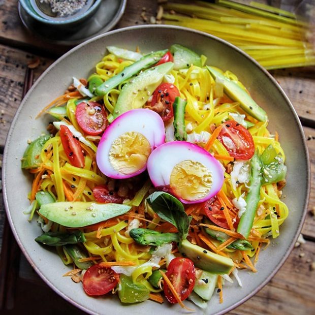 Salade de tagliatelles de riz coloree