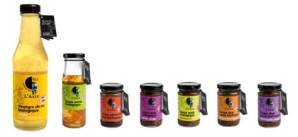 Ensemble de sauces pour rehausser woks, soupes et nems, du vinaigre de riz et une sauce pimentée