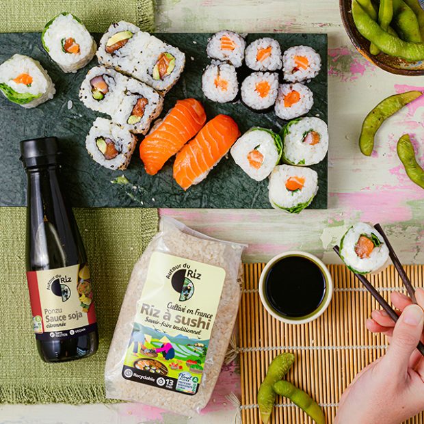 Makis et sushis trempés dans la sauce soja Ponzu bio