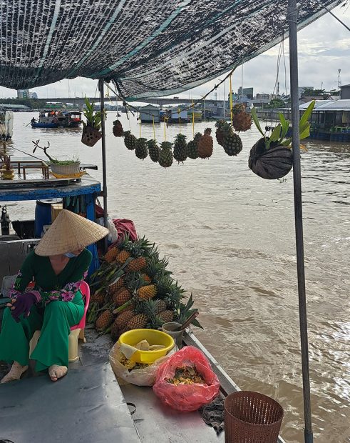 Street food sur une péniche au Vietnam