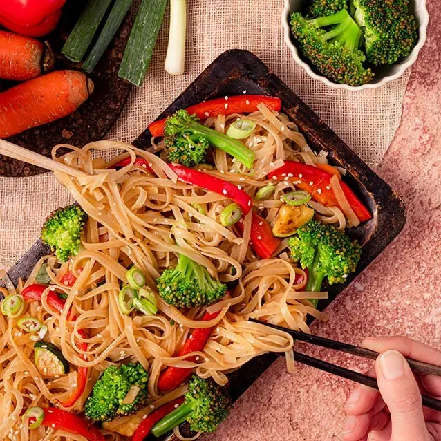 Wok de nouilles de riz bio