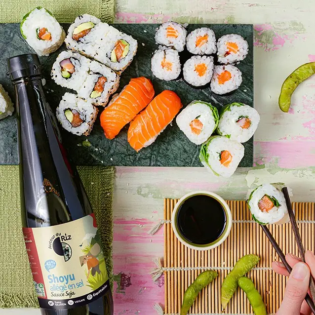 Sushis et makis avec Sauce soja bio allégée en sel – Shoyu 600 ml